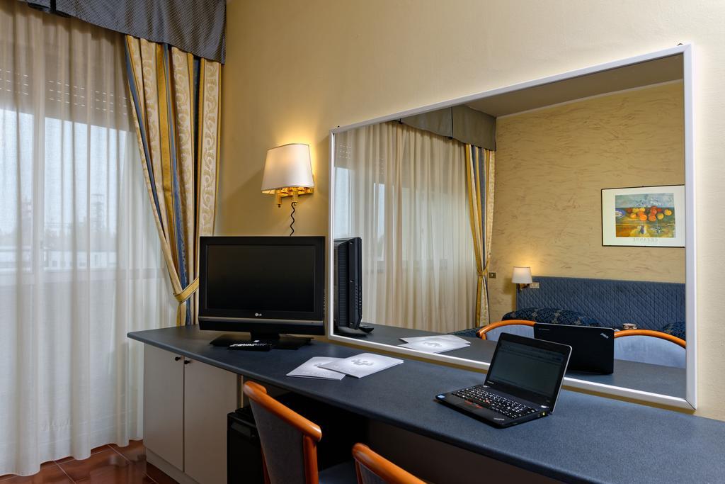Jr Hotels Gate 7 Bologna Calderara di Reno Exterior photo